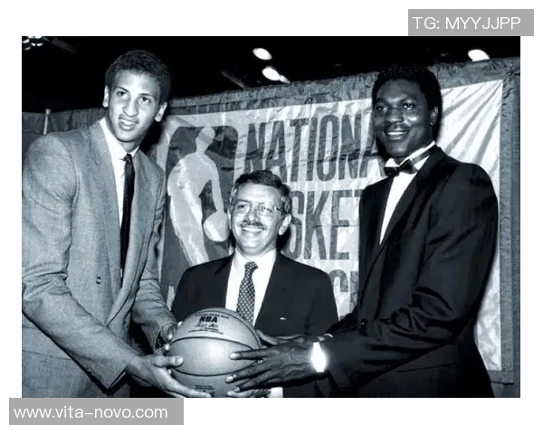 比尔拉塞尔与哈基姆奥拉朱旺的防守艺术对决与传奇传承 比尔拉塞尔与哈基姆奥拉朱旺的防守艺术对决与传奇传承