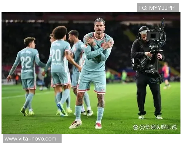 足球巨星C罗签字背后的故事与影响力分析 足球巨星C罗签字背后的故事与影响力分析