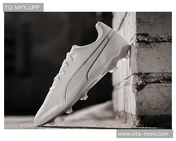 足球明星后跟开洞球鞋的创新设计与运动表现提升探讨