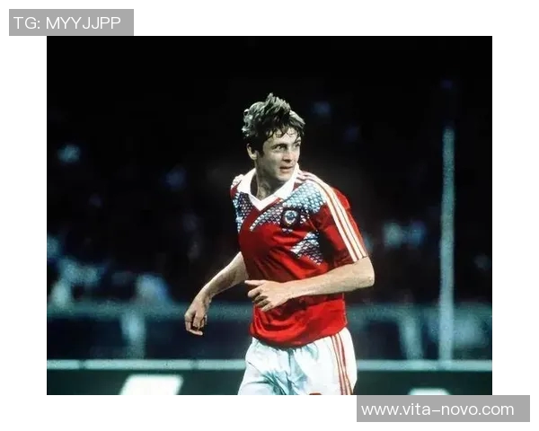 足球明星的辉煌成就与传奇故事全面回顾与分析 足球明星的辉煌成就与传奇故事全面回顾与分析